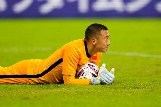 米兰体育-里昂窗口期防线松动，志在世预赛名次提升，媒体盛赞，轮换策略被讨论(里昂足球俱乐部目前在世界排名)