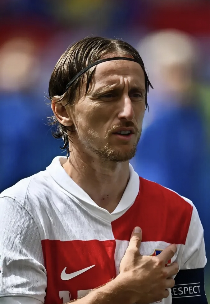 MILAN-UFC赛场再起风云：江南鲨队队惊险晋级岭东独角兽队，赛场气氛火爆锋线火力回暖(广东宏远王牌锋线再战一年)